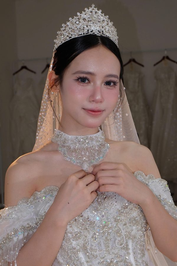 Cô dâu áo dài đỏ Kami
