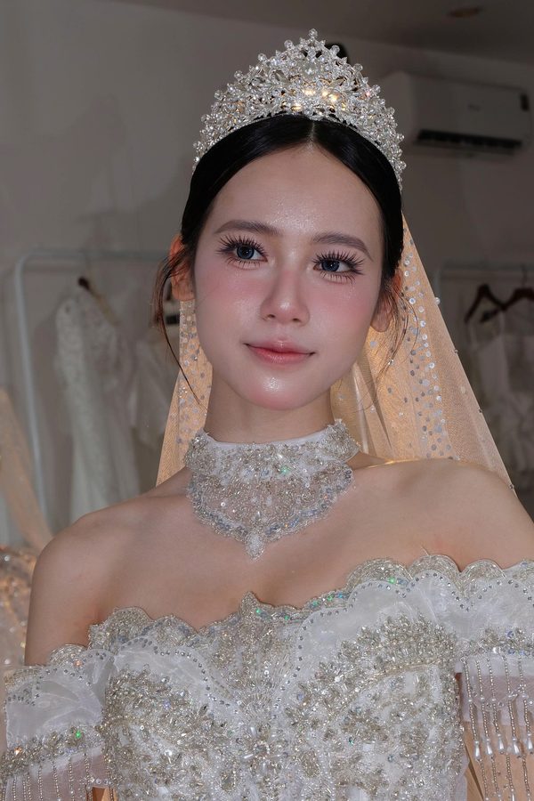Cô dâu áo dài đỏ Kami